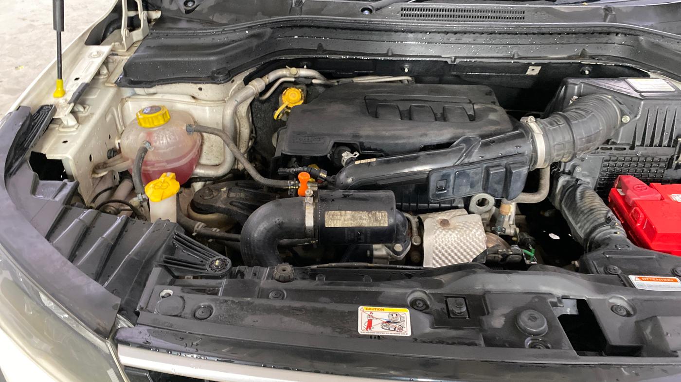 2019 Mahindra XUV300 W6 1.2 PETROL, Petrol, Manual, 47,903 km, Engine View - Right