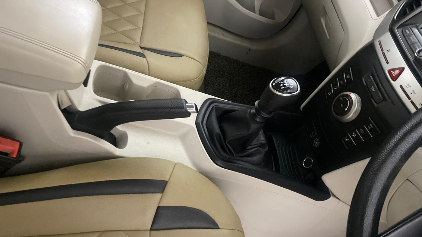 2019 Mahindra XUV300 W6 1.2 PETROL, Petrol, Manual, 47,903 km, Gear Lever