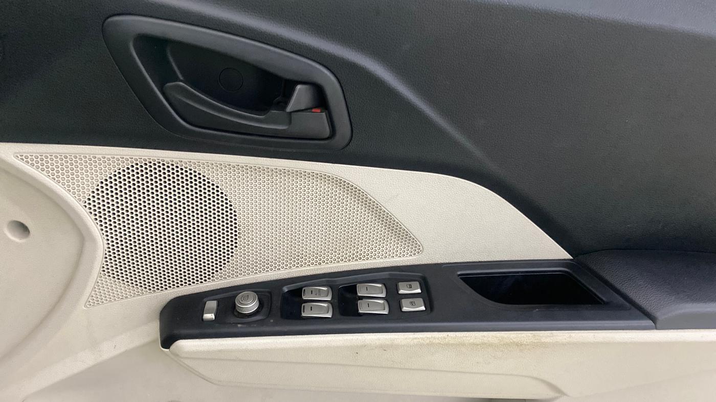 2019 Mahindra XUV300 W6 1.2 PETROL, Petrol, Manual, 47,903 km, Driver Side Door Panels Control