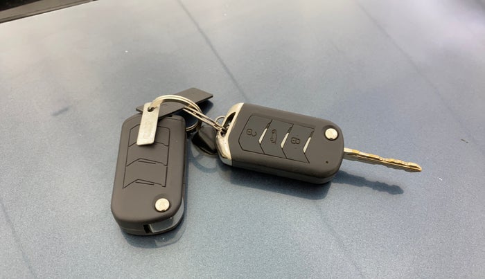 2018 Mahindra MARAZZO M6 8 STR, Diesel, Manual, 72,639 km, Key Close Up