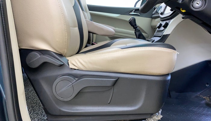 2018 Mahindra MARAZZO M6 8 STR, Diesel, Manual, 72,639 km, Driver Side Adjustment Panel
