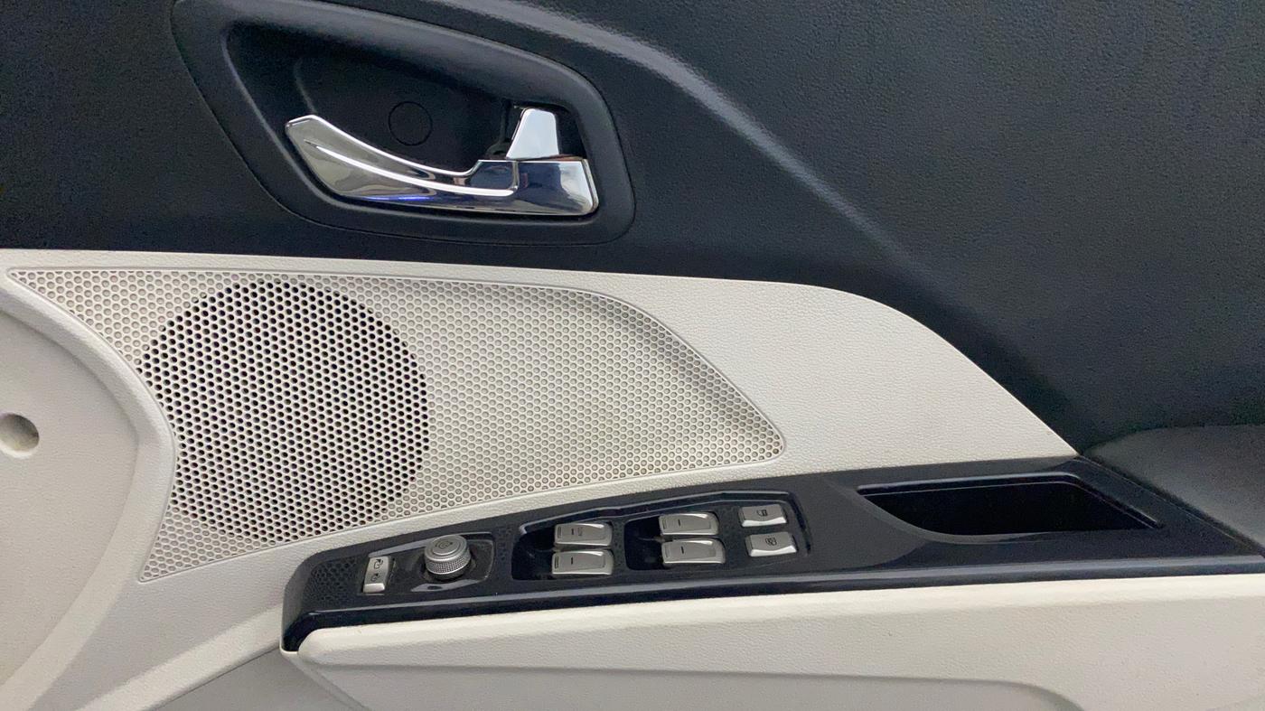 2019 Mahindra XUV300 W8 (O) 1.5 DIESEL, Diesel, Manual, 79,842 km, Driver Side Door Panels Control