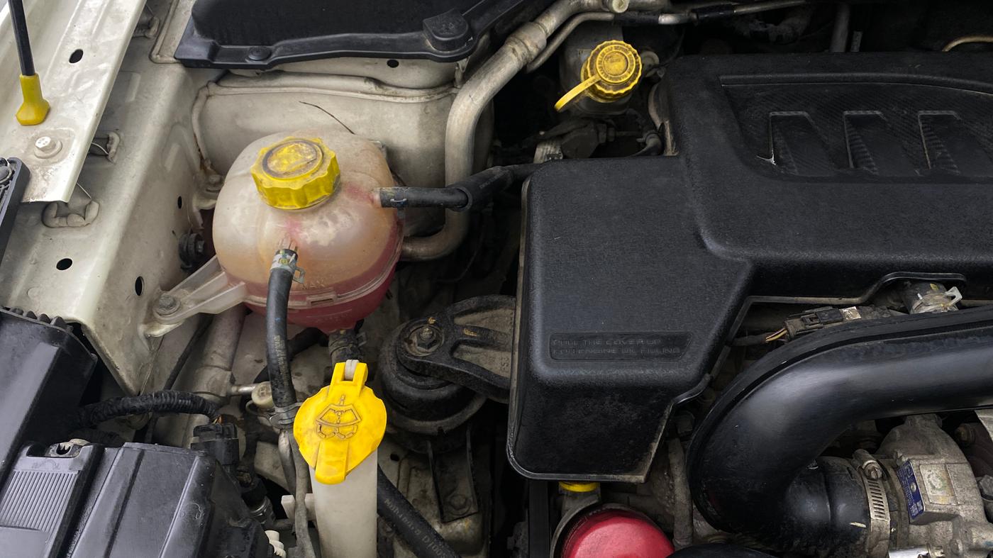 2020 Mahindra XUV300 W8 (O) 1.5 DIESEL AMT, Diesel, Automatic, 99,475 km, Engine View - Right
