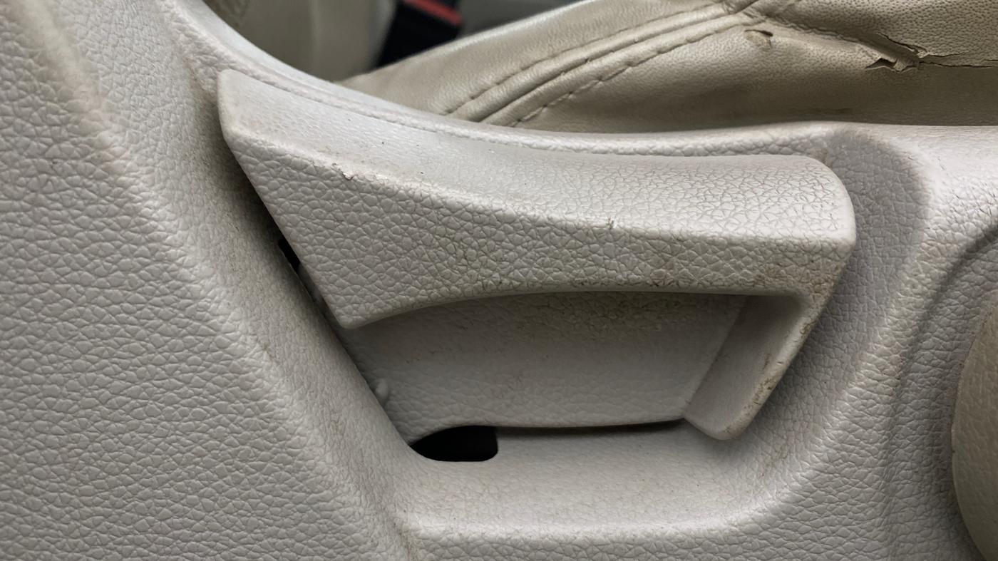 2020 Mahindra XUV300 W8 (O) 1.5 DIESEL AMT, Diesel, Automatic, 99,475 km, Driver Side Adjustment Panel