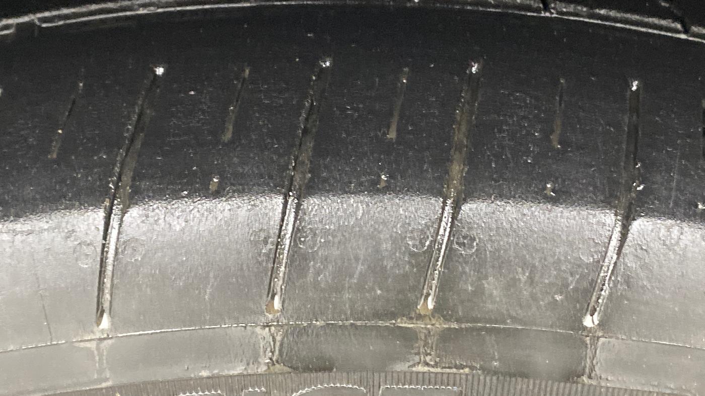 2020 Mahindra XUV300 W8 (O) 1.5 DIESEL AMT, Diesel, Automatic, 99,475 km, Right Rear Tyre Tread
