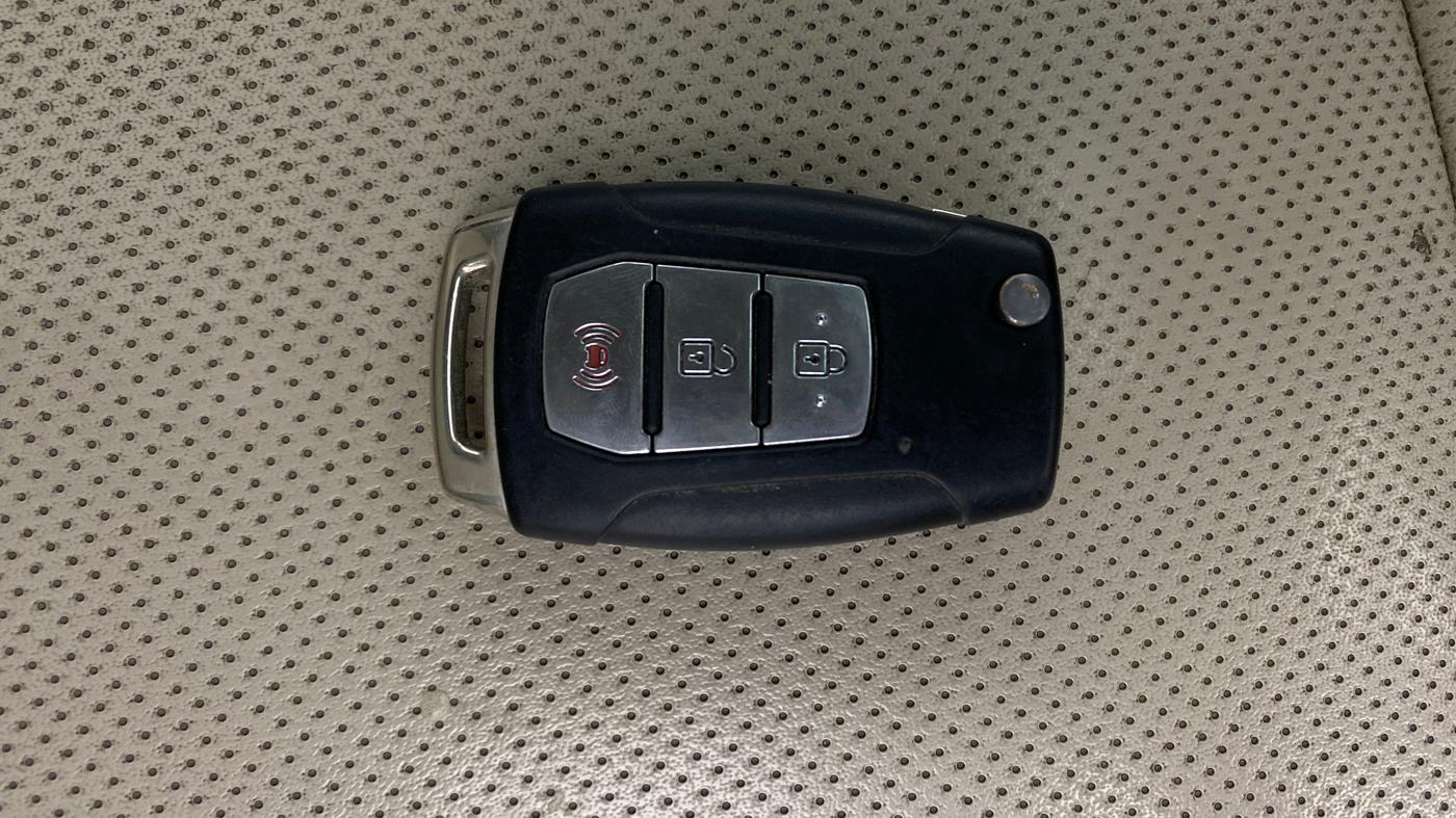 2020 Mahindra XUV300 W8 (O) 1.5 DIESEL AMT, Diesel, Automatic, 99,475 km, Key Close Up