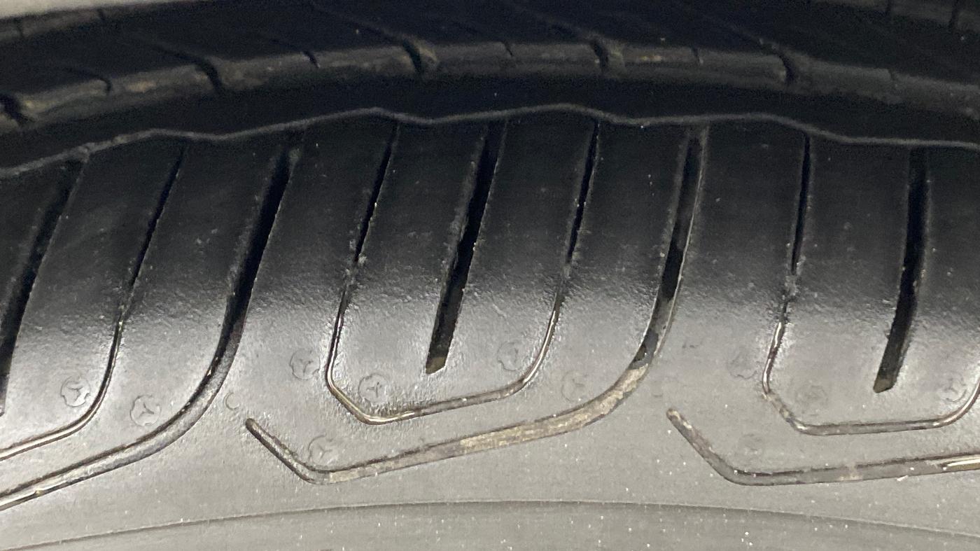 2020 Mahindra XUV300 W8 (O) 1.5 DIESEL AMT, Diesel, Automatic, 99,475 km, Right Front Tyre Tread