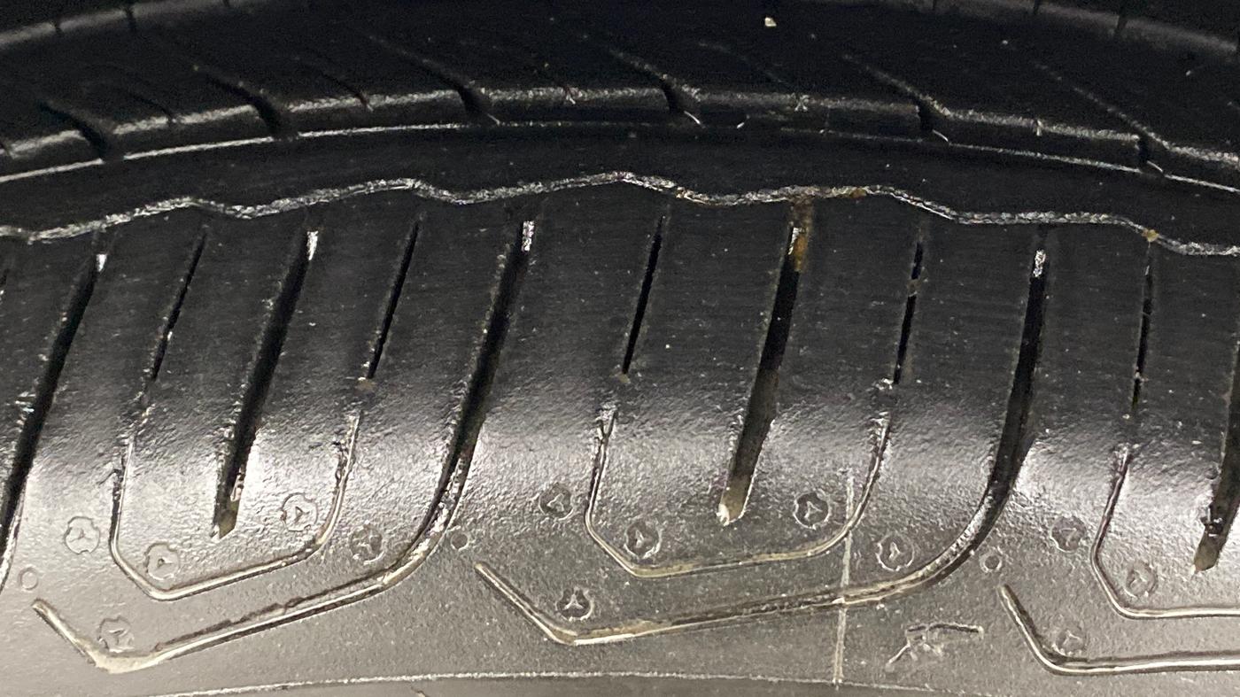 2020 Mahindra XUV300 W8 (O) 1.5 DIESEL AMT, Diesel, Automatic, 99,475 km, Left Front Tyre Tread