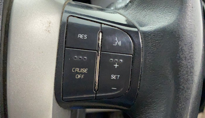 2017 Mahindra XUV500 W10 AT, Diesel, Automatic, 97,803 km, Adaptive Cruise Control