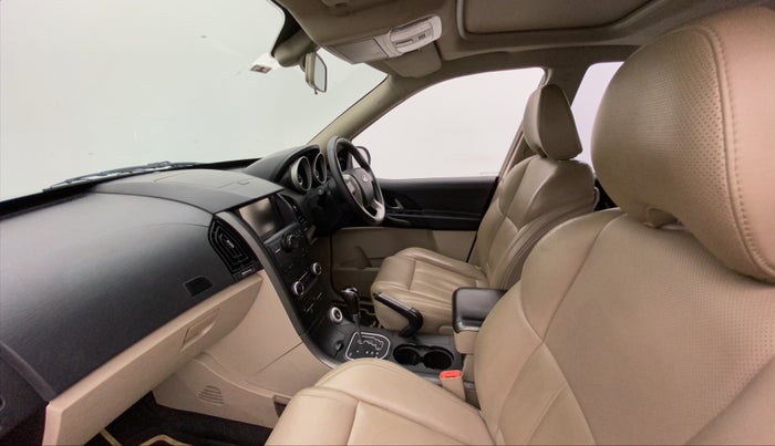 2017 Mahindra XUV500 W10 AT, Diesel, Automatic, 97,803 km, Right Side Front Door Cabin