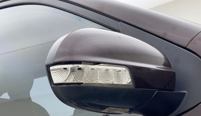 2017 Mahindra XUV500 W10 AT, Diesel, Automatic, 97,803 km, Right rear-view mirror - Indicator light has minor damage