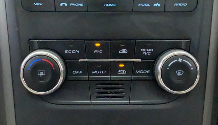 2017 Mahindra XUV500 W10 AT, Diesel, Automatic, 97,803 km, Automatic Climate Control
