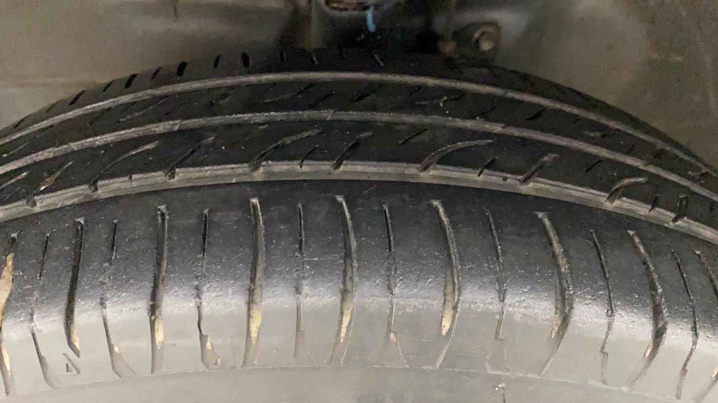2011 Maruti Wagon R 1.0 VXI, Petrol, Manual, 61,424 km, Left Front Tyre Tread