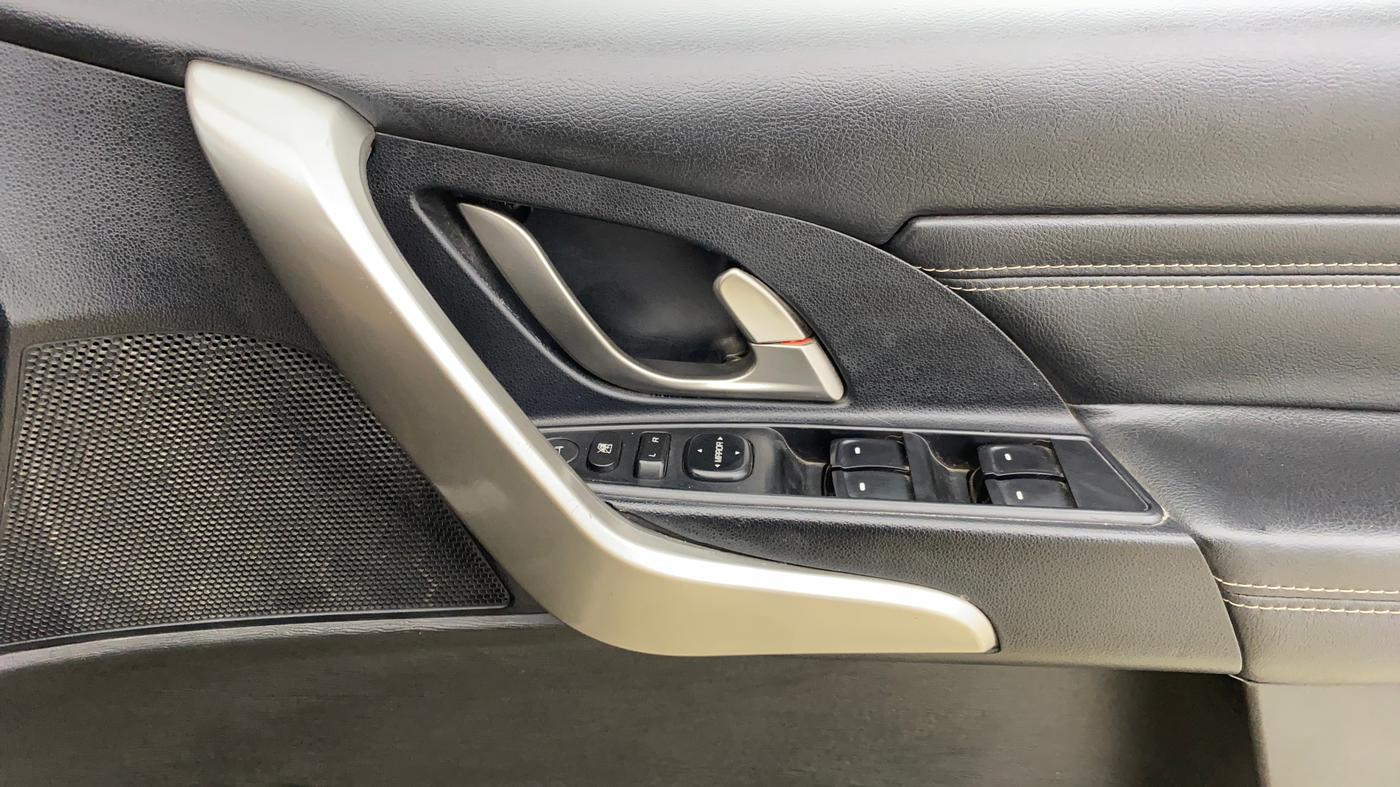 2018 Mahindra XUV500 W11 AT, Diesel, Automatic, 85,907 km, Driver Side Door Panels Control