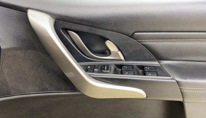 2018 Mahindra XUV500 W11 AT, Diesel, Automatic, 85,907 km, Driver Side Door Panels Control