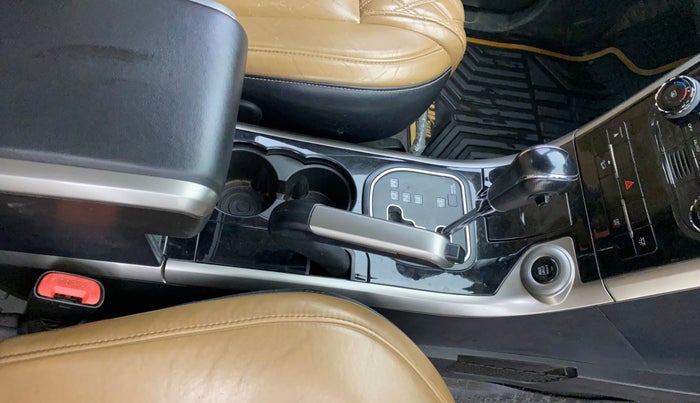 2018 Mahindra XUV500 W11 AT, Diesel, Automatic, 85,907 km, Gear Lever