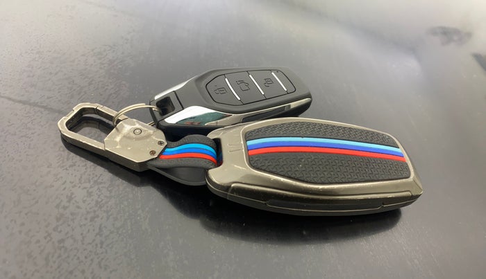 2018 Mahindra XUV500 W11 AT, Diesel, Automatic, 85,907 km, Key Close Up