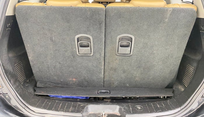 2018 Mahindra XUV500 W11 AT, Diesel, Automatic, 85,907 km, Boot Inside