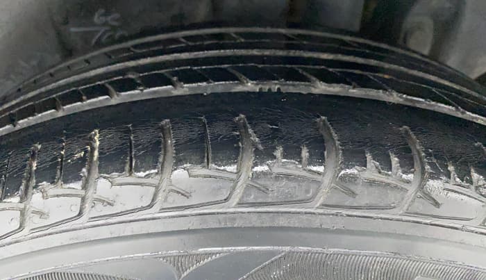 2014 Maruti Ertiga ZDI, Diesel, Manual, 49,165 km, Left Rear Tyre Tread