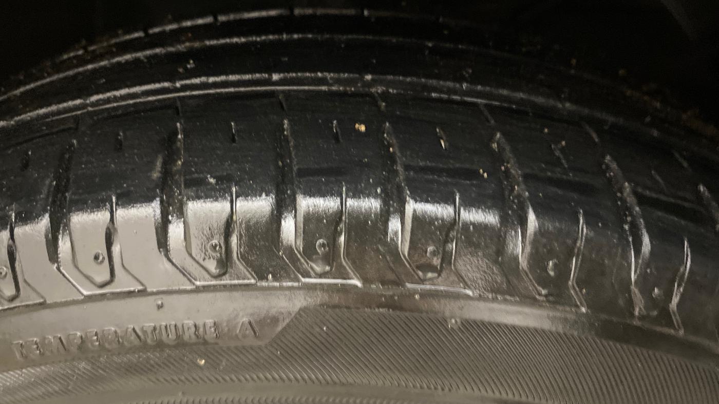 2022 Maruti Ertiga VXI AT SHVS, Petrol, Automatic, 26,199 km, Right Front Tyre Tread