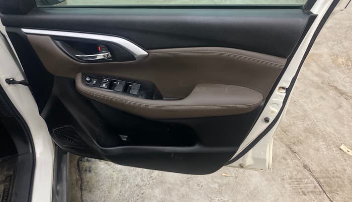 2022 Toyota URBAN CRUISER HYRYDER V HYBRID, Hybrid, Automatic, 62,556 km, Driver Side Door Panels Control
