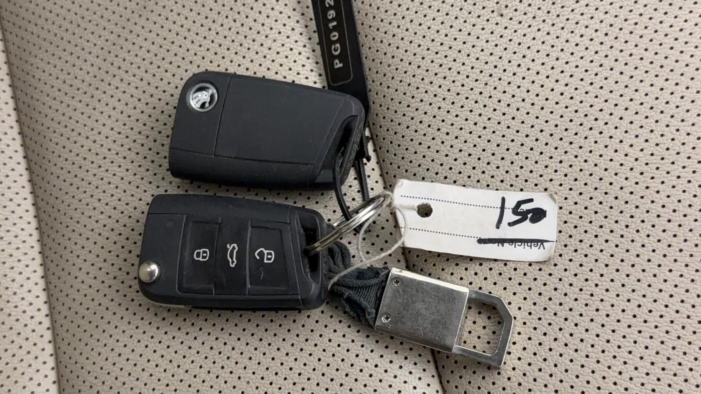 2023 Skoda SLAVIA STYLE 1.0L TSI MT, Petrol, Manual, 44,126 km, Key Close Up