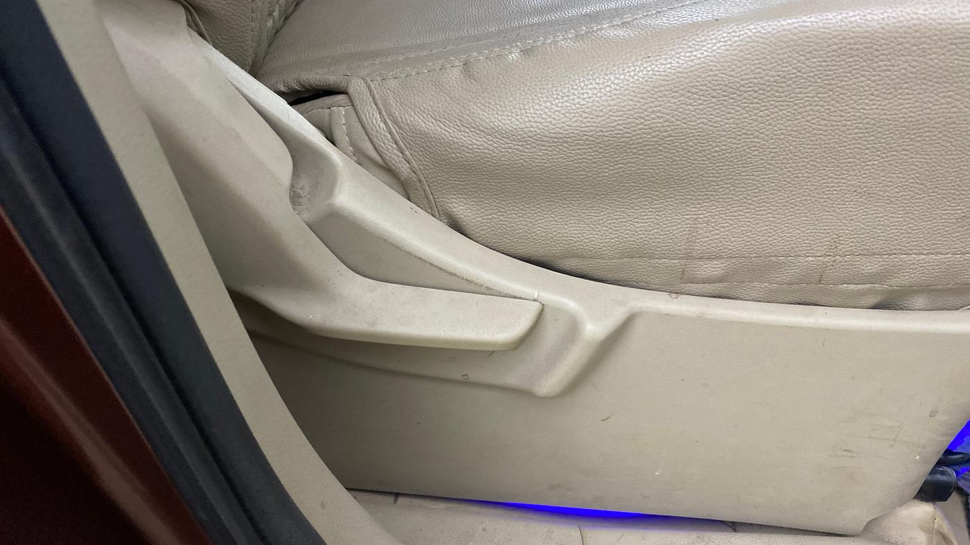 2021 Maruti Ertiga VXI CNG, CNG, Manual, 98,998 km, Driver Side Adjustment Panel