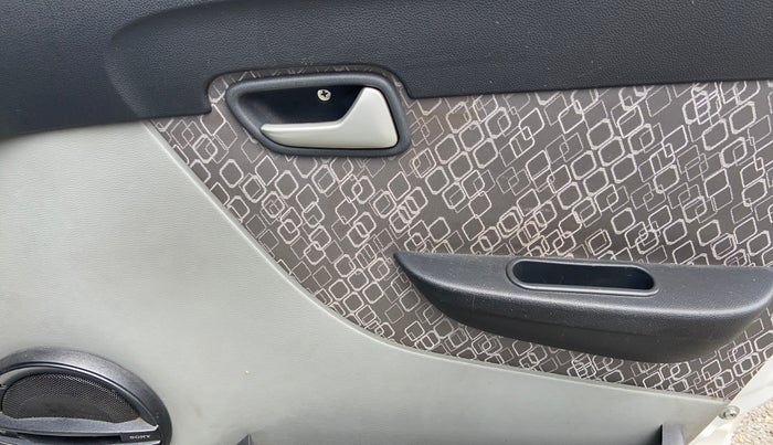 2016 Maruti Alto 800 LXI, Petrol, Manual, 28,127 km, Driver Side Door Panels Control