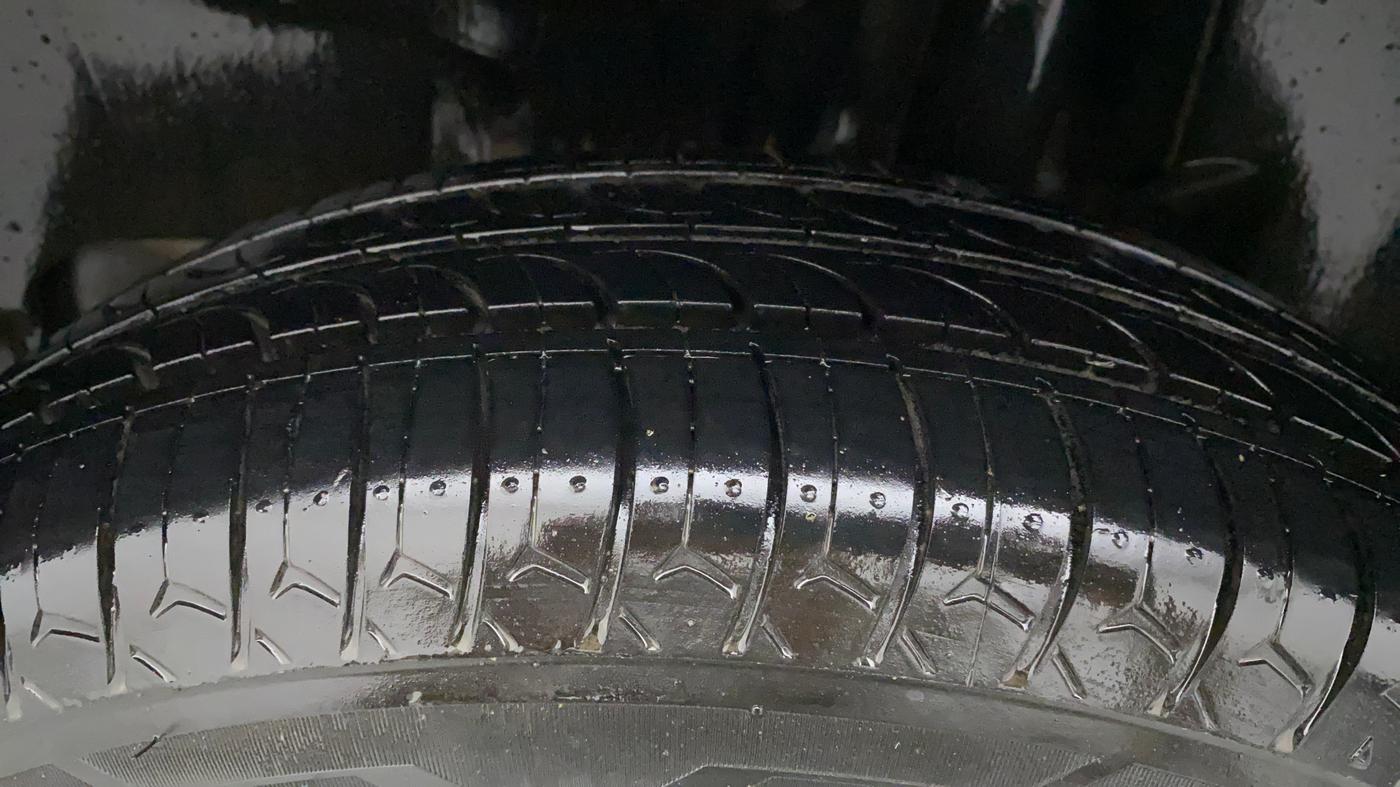 2018 Maruti Swift VXI AMT, Petrol, Automatic, 1,02,685 km, Left Rear Tyre Tread