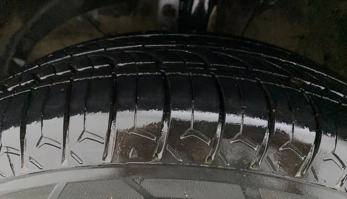 2018 Maruti Swift VXI AMT, Petrol, Automatic, 1,02,685 km, Left Front Tyre Tread