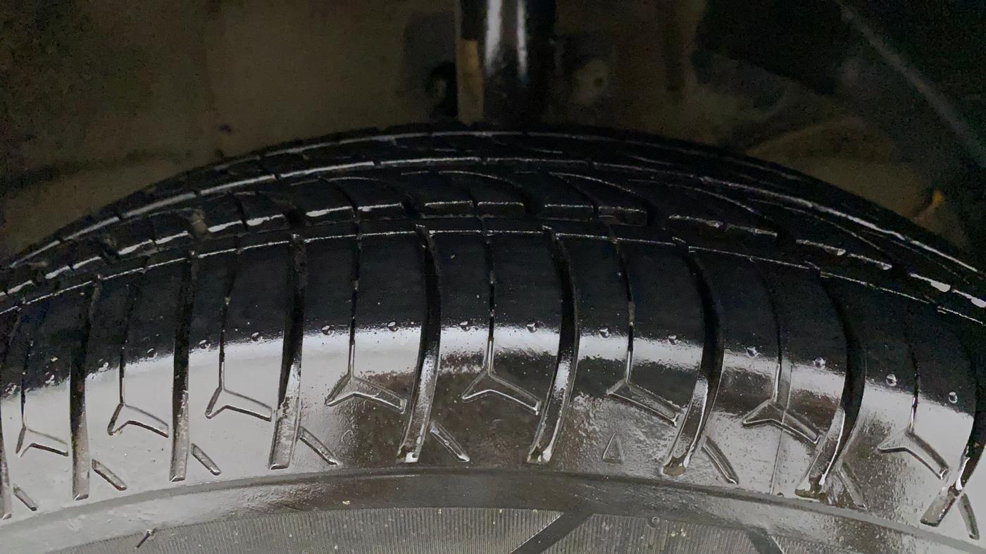 2018 Maruti Swift VXI AMT, Petrol, Automatic, 1,02,685 km, Right Front Tyre Tread