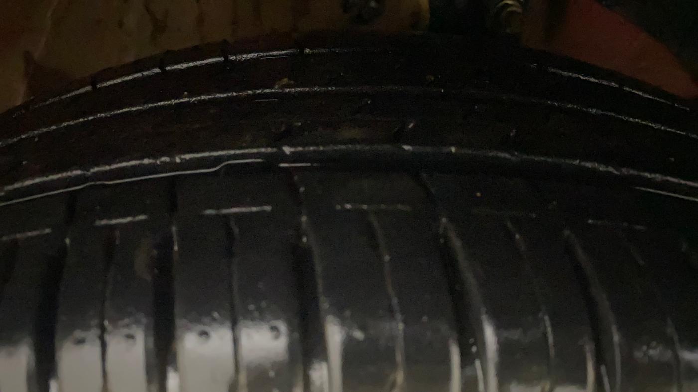 2024 Maruti Swift ZXi Plus Dual Tone AMT, Petrol, Automatic, 25,054 km, Right Front Tyre Tread