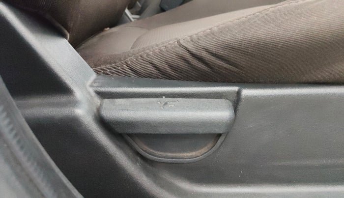 2013 Hyundai i20 SPORTZ 1.2, Petrol, Manual, 68,998 km, Driver Side Adjustment Panel