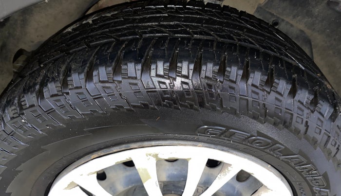 2016 Mahindra XUV500 W6, Diesel, Manual, 1,29,634 km, Right Front Tyre Tread