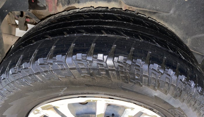 2016 Mahindra XUV500 W6, Diesel, Manual, 1,29,634 km, Right Rear Tyre Tread