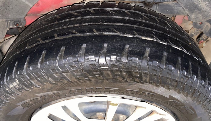 2016 Mahindra XUV500 W6, Diesel, Manual, 1,29,634 km, Left Rear Tyre Tread