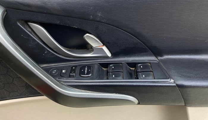 2016 Mahindra XUV500 W6, Diesel, Manual, 1,29,634 km, Driver Side Door Panels Control