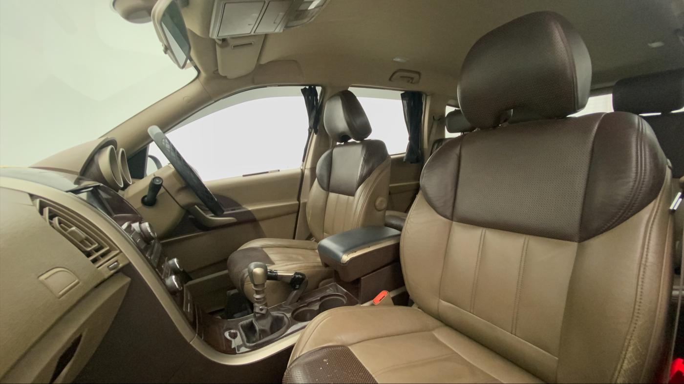 2014 Mahindra XUV500 W8, Diesel, Manual, 72,291 km, Right Side Front Door Cabin