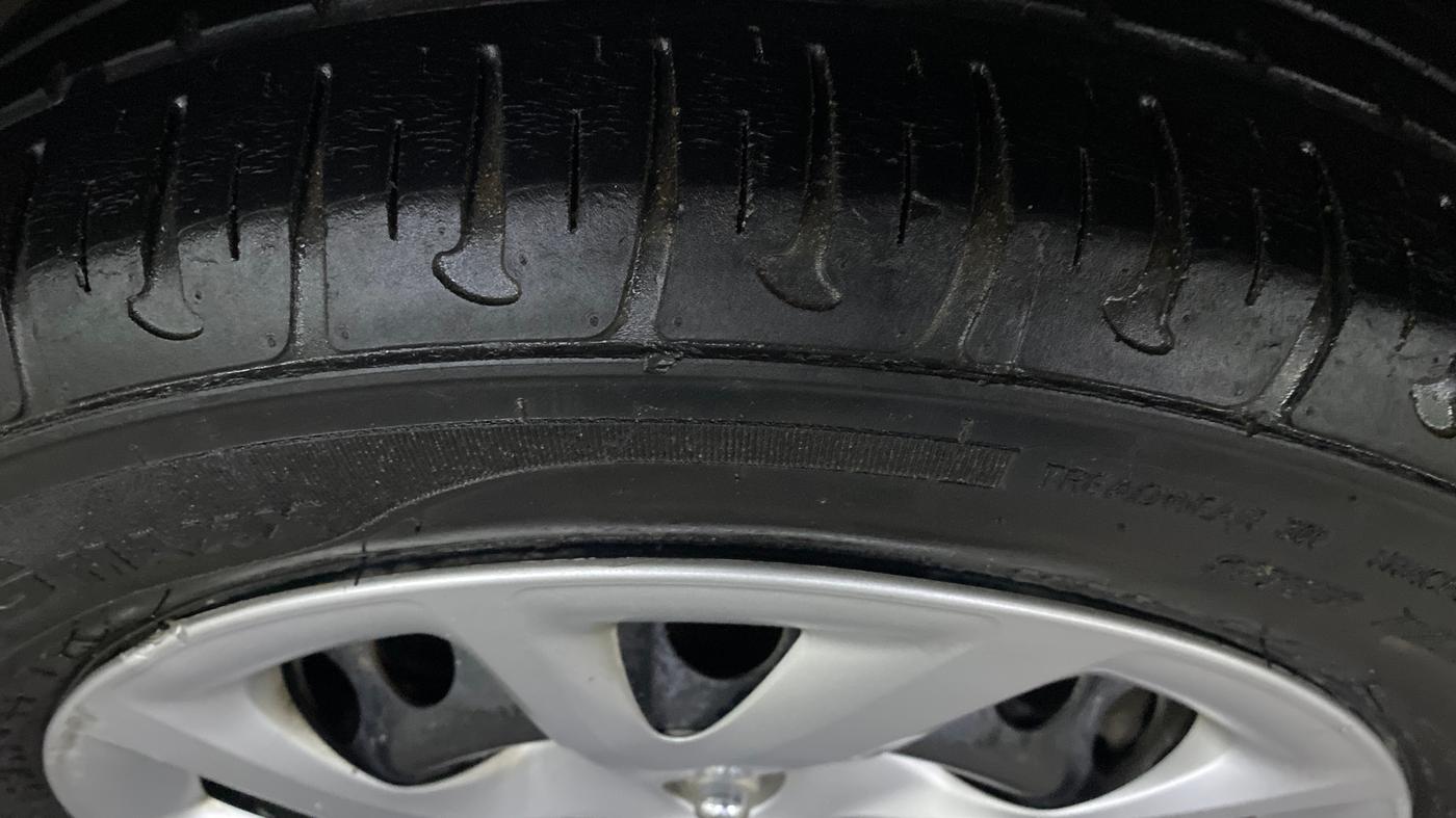 2019 Hyundai Grand i10 SPORTZ 1.2 KAPPA VTVT, Petrol, Manual, 28,229 km, Right Front Tyre Tread