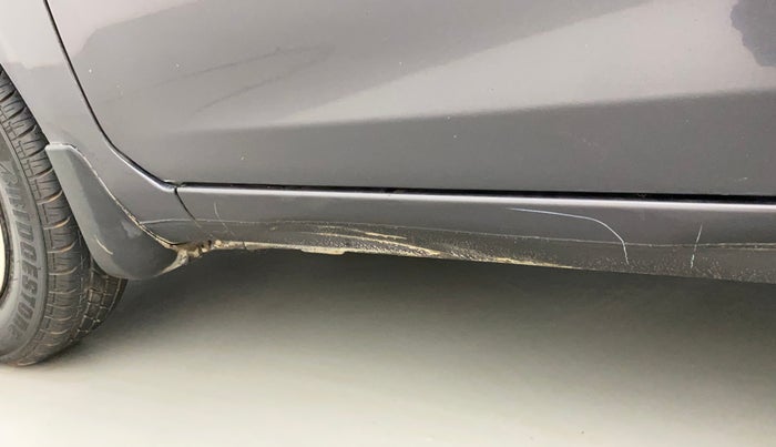 2013 Maruti Ritz VXI, Petrol, Manual, 71,852 km, Left running board - Minor scratches