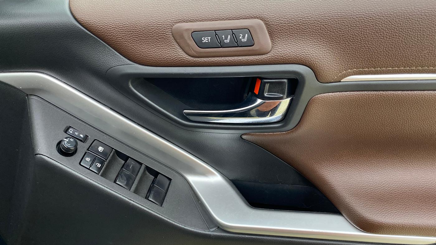 2024 Toyota INNOVA HYCROSS ZX HYBRID 7 STR, Hybrid, Automatic, 3,625 km, Driver Side Door Panels Control