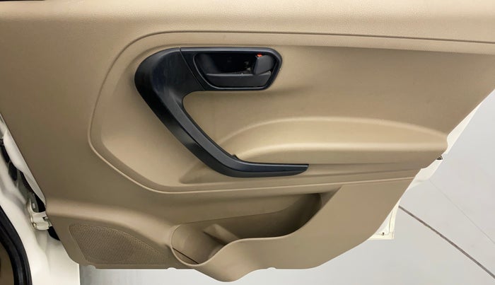 2015 Mahindra TUV300 T6, Diesel, Manual, 43,870 km, Driver Side Door Panels Control