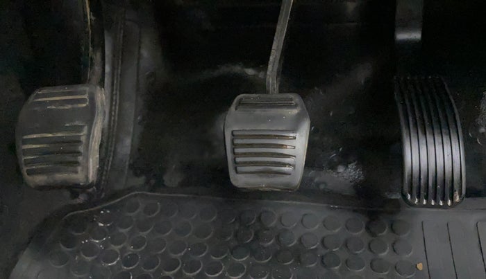 2015 Mahindra TUV300 T6, Diesel, Manual, 43,870 km, Pedals