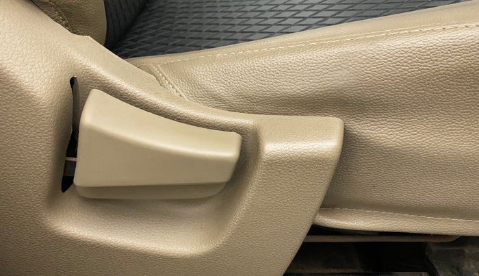 2015 Mahindra TUV300 T6, Diesel, Manual, 43,870 km, Driver Side Adjustment Panel