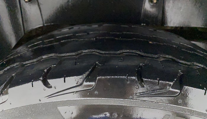 2015 Mahindra TUV300 T6, Diesel, Manual, 43,870 km, Right Rear Tyre Tread