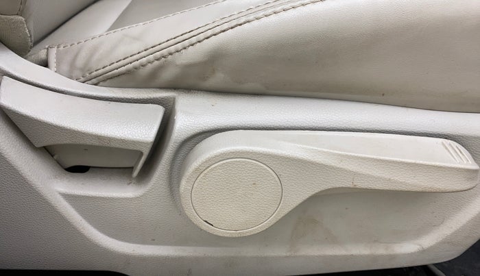 2022 Mahindra XUV300 W8 (O) 1.2 PETROL AMT, Petrol, Automatic, 26,264 km, Driver Side Adjustment Panel