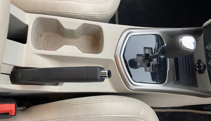 2022 Mahindra XUV300 W8 (O) 1.2 PETROL AMT, Petrol, Automatic, 26,264 km, Gear Lever