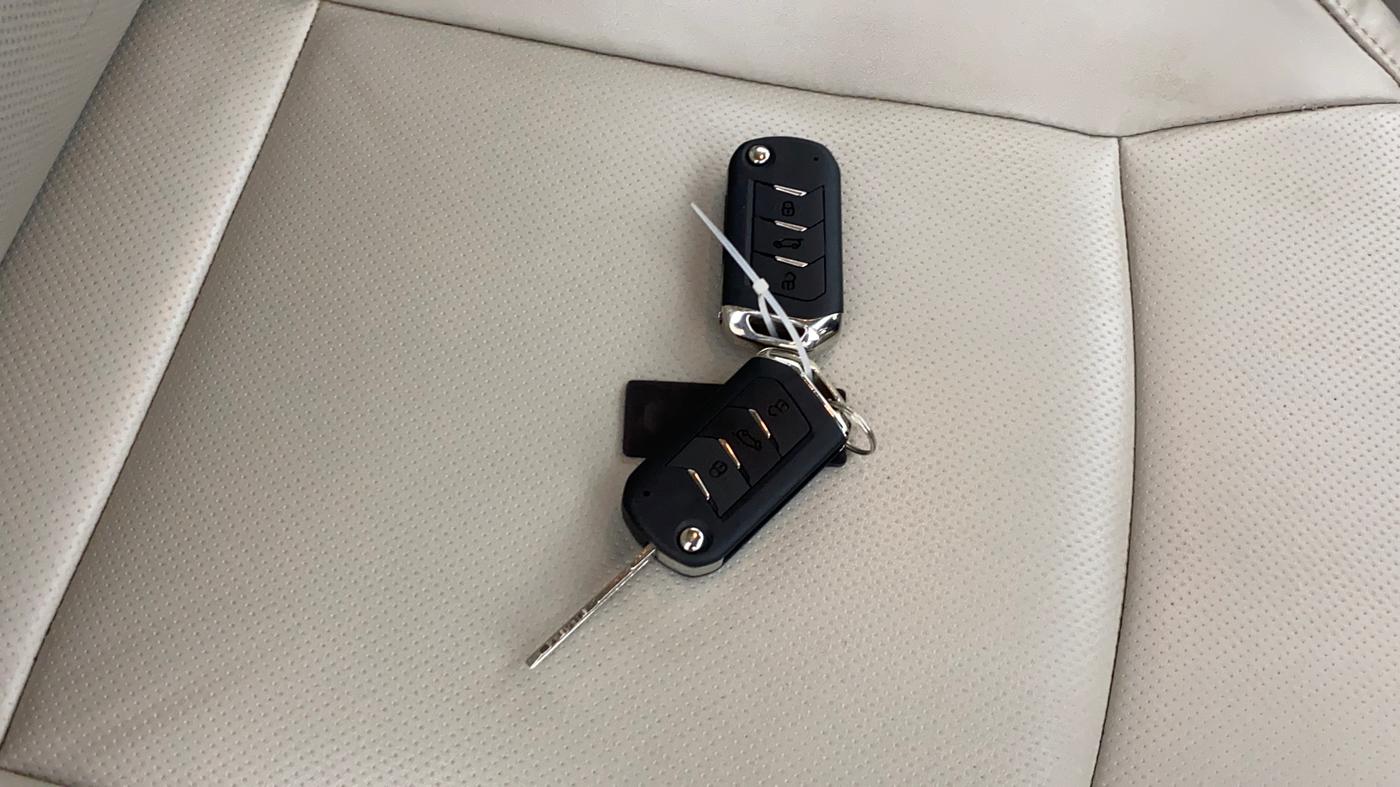 2022 Mahindra XUV300 W8 (O) 1.2 PETROL AMT, Petrol, Automatic, 26,264 km, Key Close Up