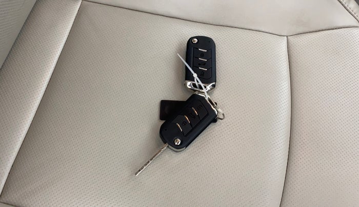 2022 Mahindra XUV300 W8 (O) 1.2 PETROL AMT, Petrol, Automatic, 26,264 km, Key Close Up