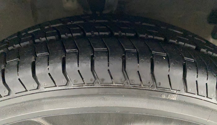 2012 Hyundai i10 MAGNA 1.1, CNG, Manual, 96,107 km, Right Front Tyre Tread